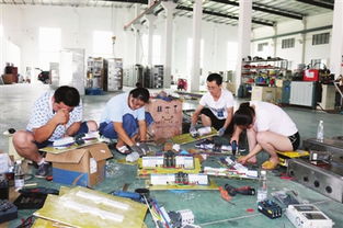 江蘇天正環(huán)保科技近年來不斷加大技改投入和科技創(chuàng)新,助力公司高質(zhì)量發(fā)展,生產(chǎn)的高、中、低和特殊規(guī)格的開關(guān)柜,備受中外客商的青睞。目前該公司在手訂單已排到11月份。圖為8月30日生產(chǎn)人員在趕制產(chǎn)品。